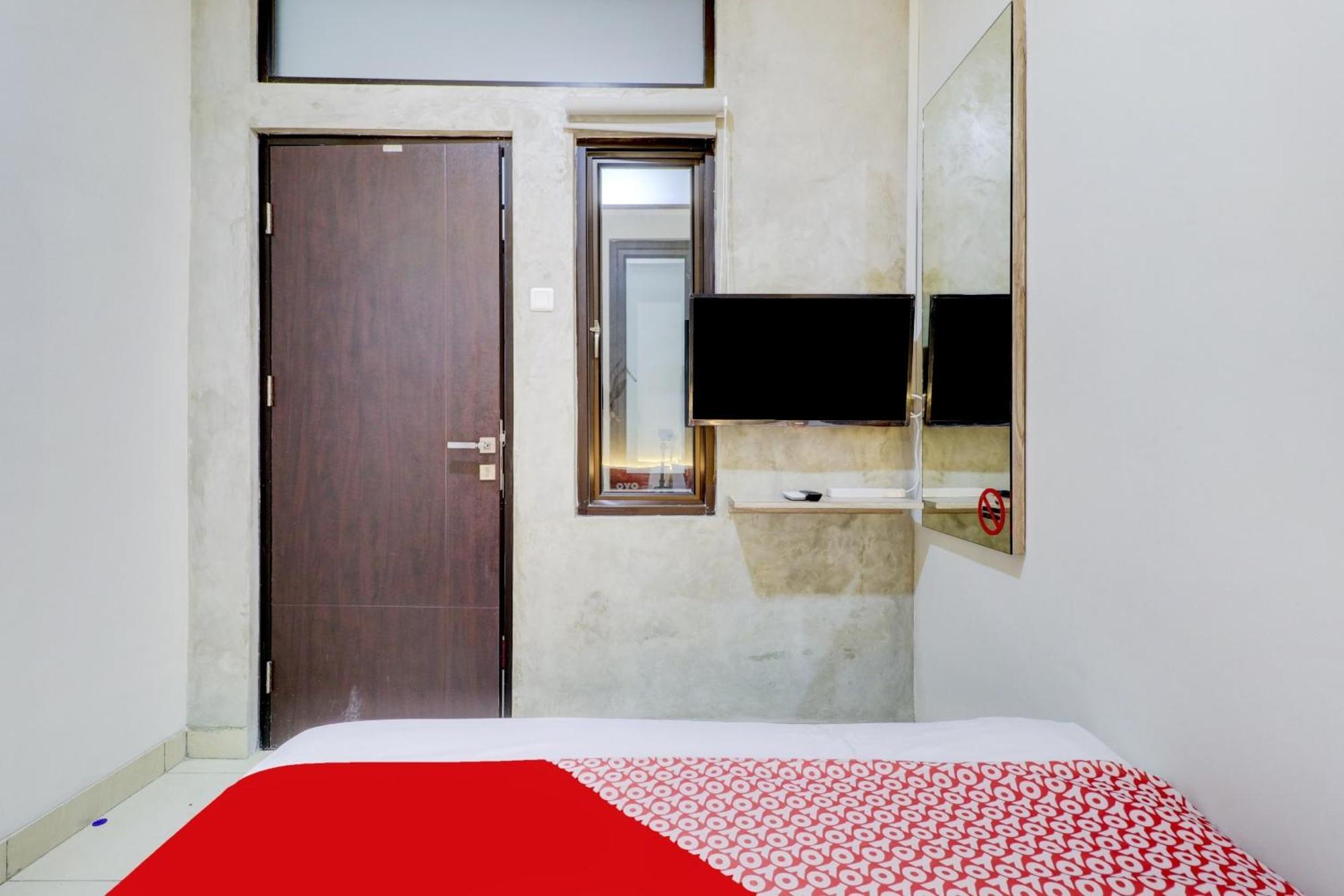 Oyo 90215 Ada Residence Telukjambe Exterior photo