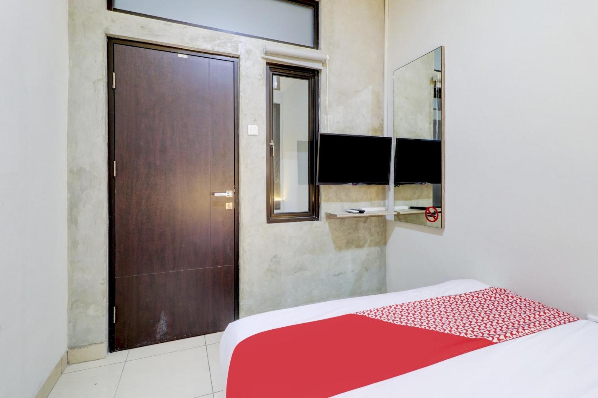 Oyo 90215 Ada Residence Telukjambe Exterior photo